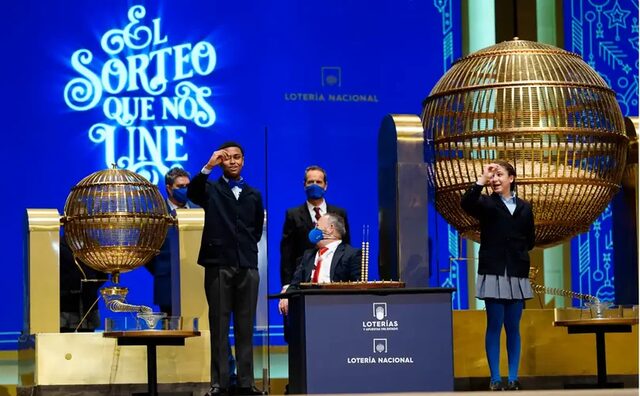 Bombos y personal de la Lotería Nacional durante la celebración de un sorteo