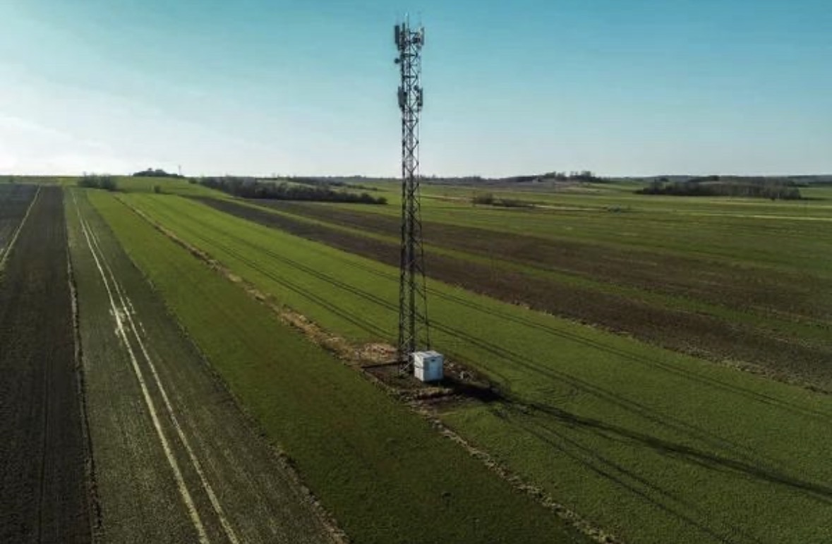 Antena de telefonía móvil instalada entre campos de cultivo en una zona rural
